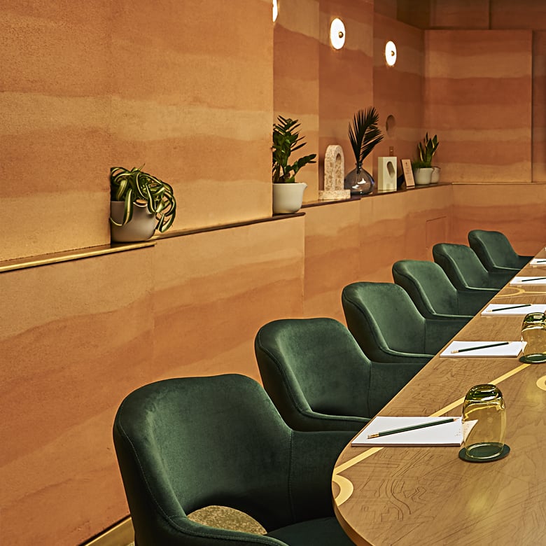 22575-hilton-agora-meeting-room-inspiration-sculptural-rammed-earth-aesthetic-clay-plaster-design